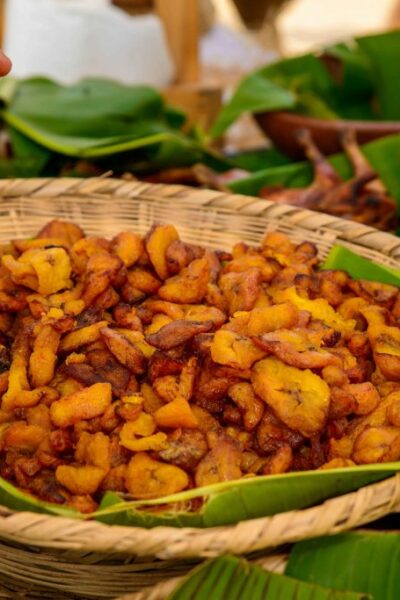 Street food : la richesse culinaire qui s’offre à nous sur les routes du Bénin, entre marchés, gares routières et ruelles animées